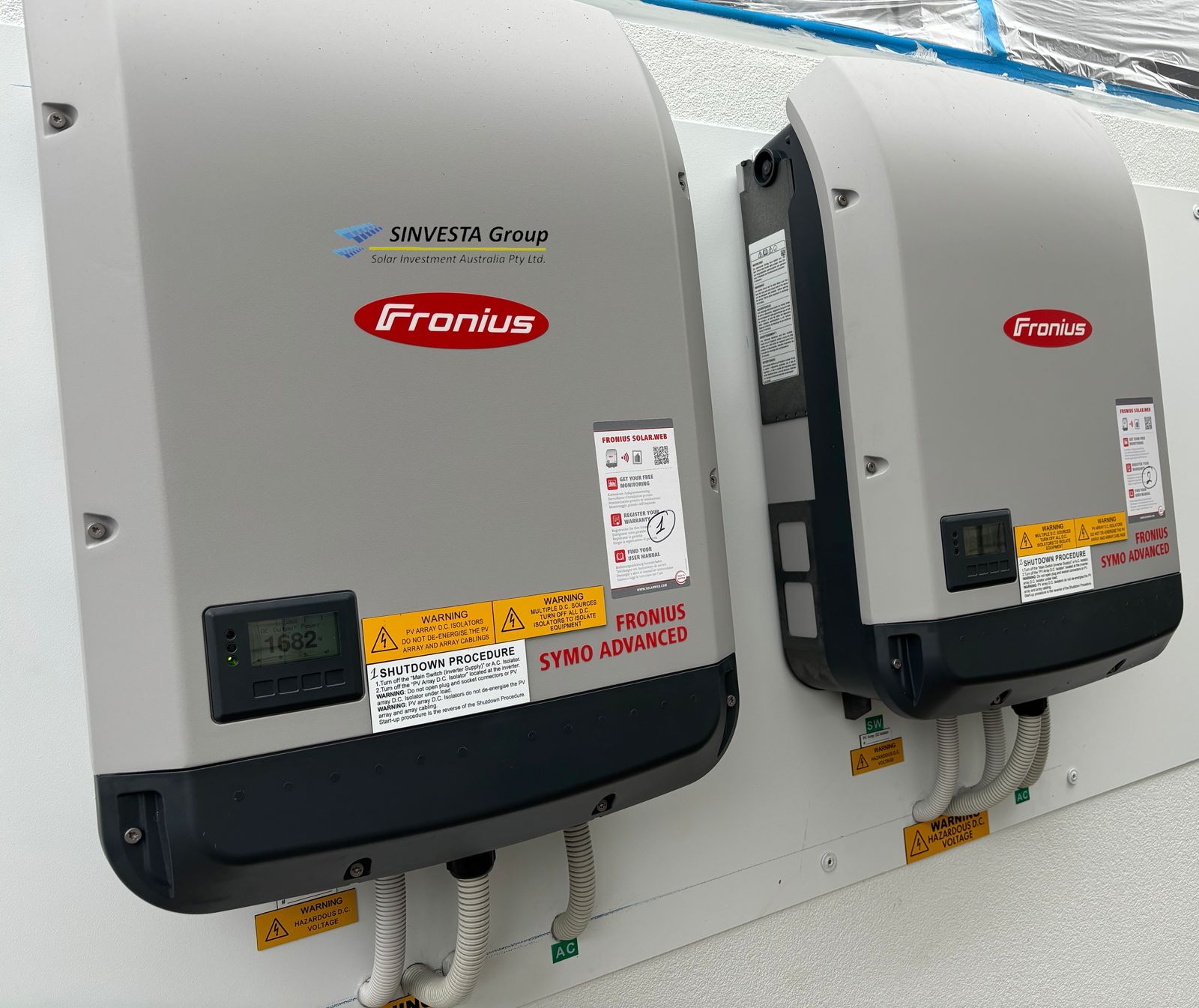 Fronius Symo Advanced inverter with Sinvesta Group branding.