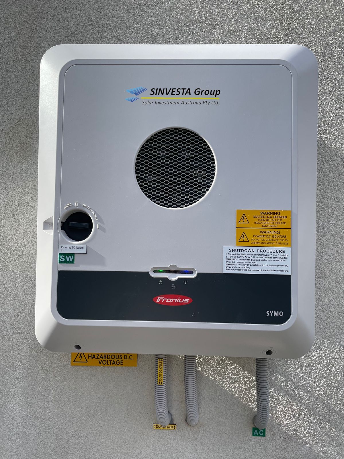 Fronius Symo Advanced inverter labelled with Sinvesta Group branding.